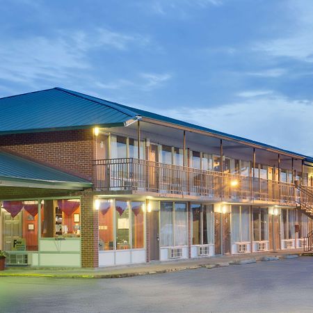 Days Inn By Wyndham Newport Exterior foto